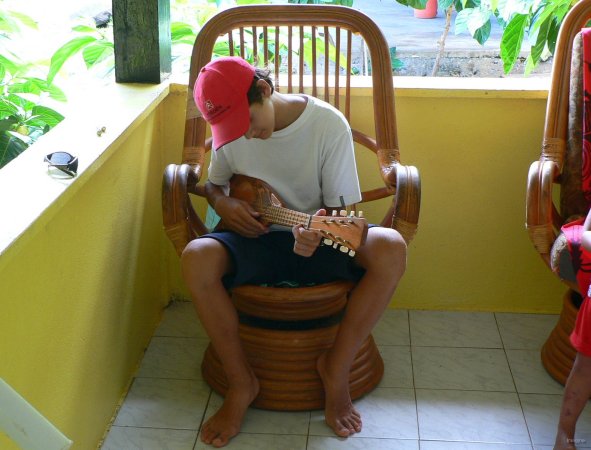 31- Romain essage un ukulele 